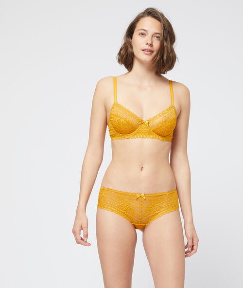 Nohavičkov&eacute; kalhotky s&nbsp;květinovou krajkou okrov&aacute;.