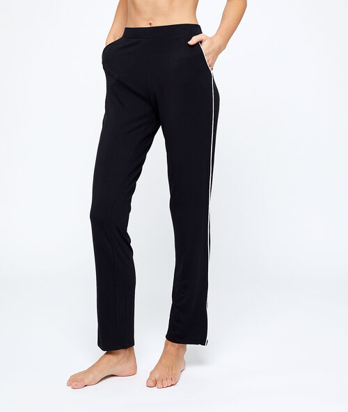 Pyžamov&eacute; kalhoty s postrann&yacute;mi pruhy čern&aacute;.