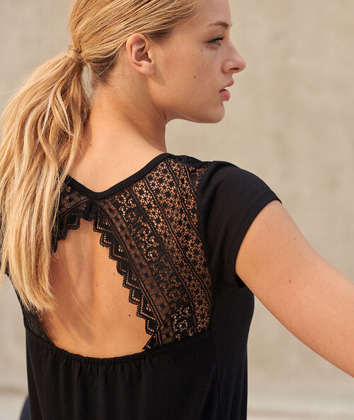 Sportovn&iacute; top, odhalen&aacute; z&aacute;da s krajkou čern&aacute;.