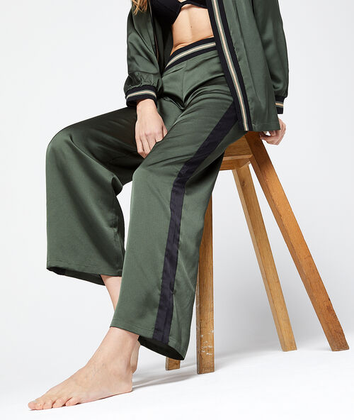 Sat&eacute;nov&eacute; kalhoty s kontrastn&iacute;mi pruhy khaki.