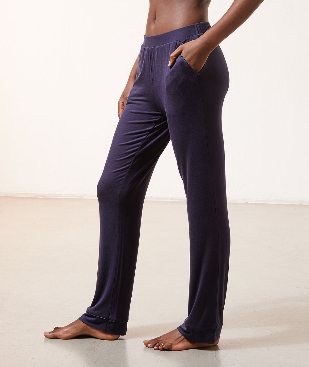 Pantalon de pyjama marine.