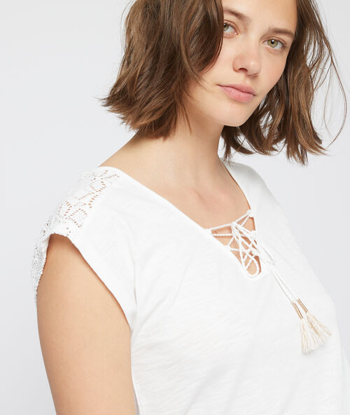 Top s v&yacute;střihem do v, se &scaron;něrov&aacute;n&iacute;m b&eacute;žov&aacute;.