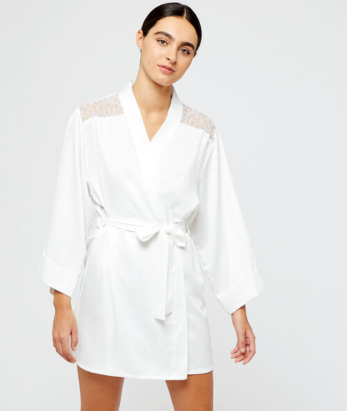 Sat&eacute;nov&eacute; kimono s&nbsp;krajkov&yacute;mi z&aacute;dy a rameny b&eacute;žov&aacute;.