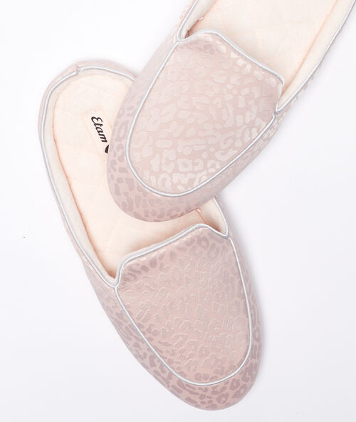 Sat&eacute;nov&eacute; pantofle s potiskem geparda růžov&aacute;.