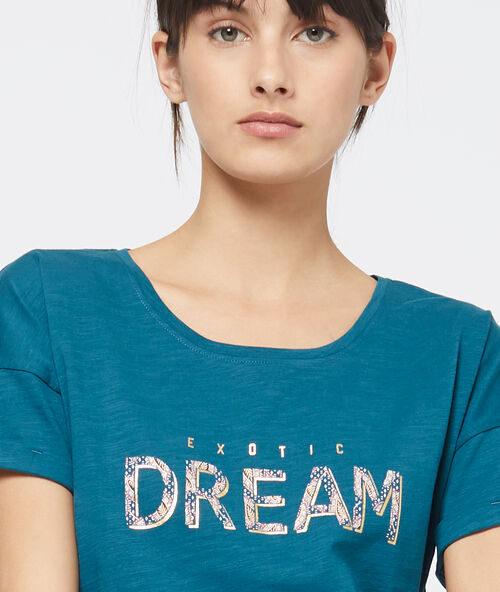 Tričko s n&aacute;pisem modrozelen&aacute;.