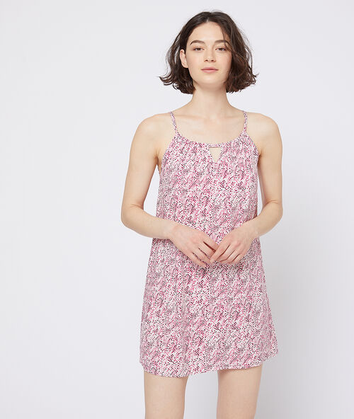 Nočn&iacute; ko&scaron;ilka s&nbsp;odhalen&yacute;mi z&aacute;dy růžov&aacute;.