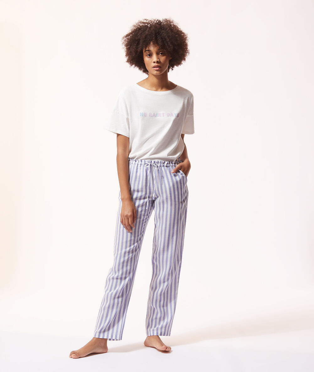 Pantalon de pyjama rayé bleu.