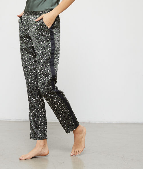 Sat&eacute;nov&eacute; kalhoty s gepard&iacute;m potiskem &scaron;ed&aacute;.