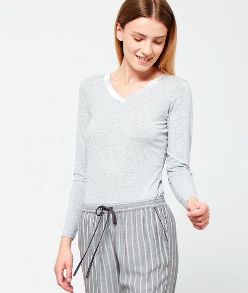 Sat&eacute;nov&yacute; top s v&eacute;čkov&yacute;m v&yacute;střihem &scaron;ed&aacute; perla.