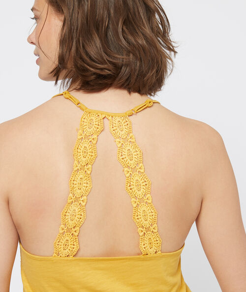 Top se zdoben&yacute;mi z&aacute;dy žlut&aacute;.