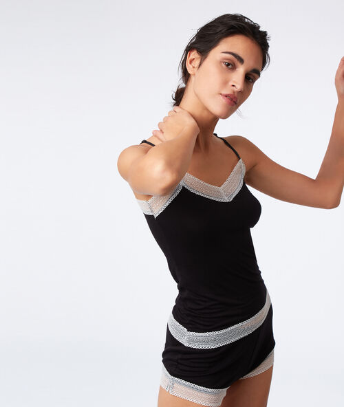 Top s&nbsp;krajkov&yacute;m okrajem čern&aacute;.