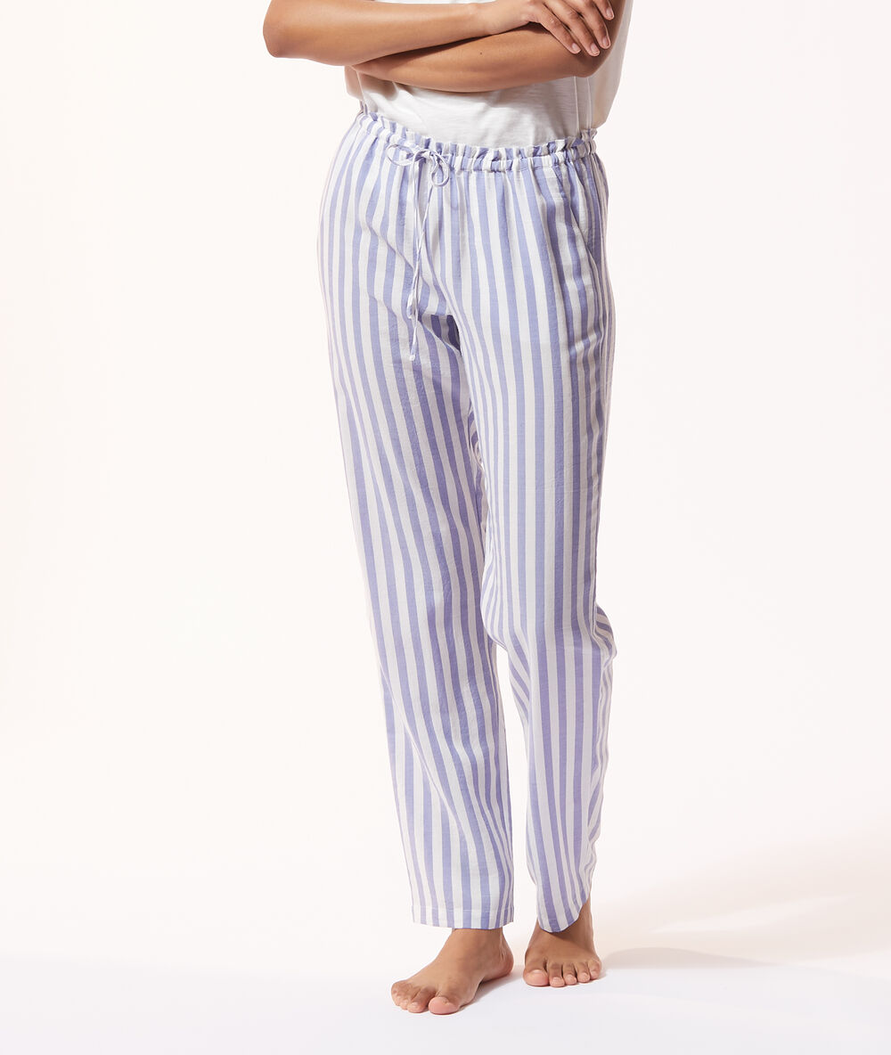 Pantalon de pyjama rayé bleu.