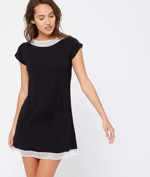 Nočn&iacute; ko&scaron;ile s&nbsp;krajkov&yacute;mi okraji čern&aacute;.