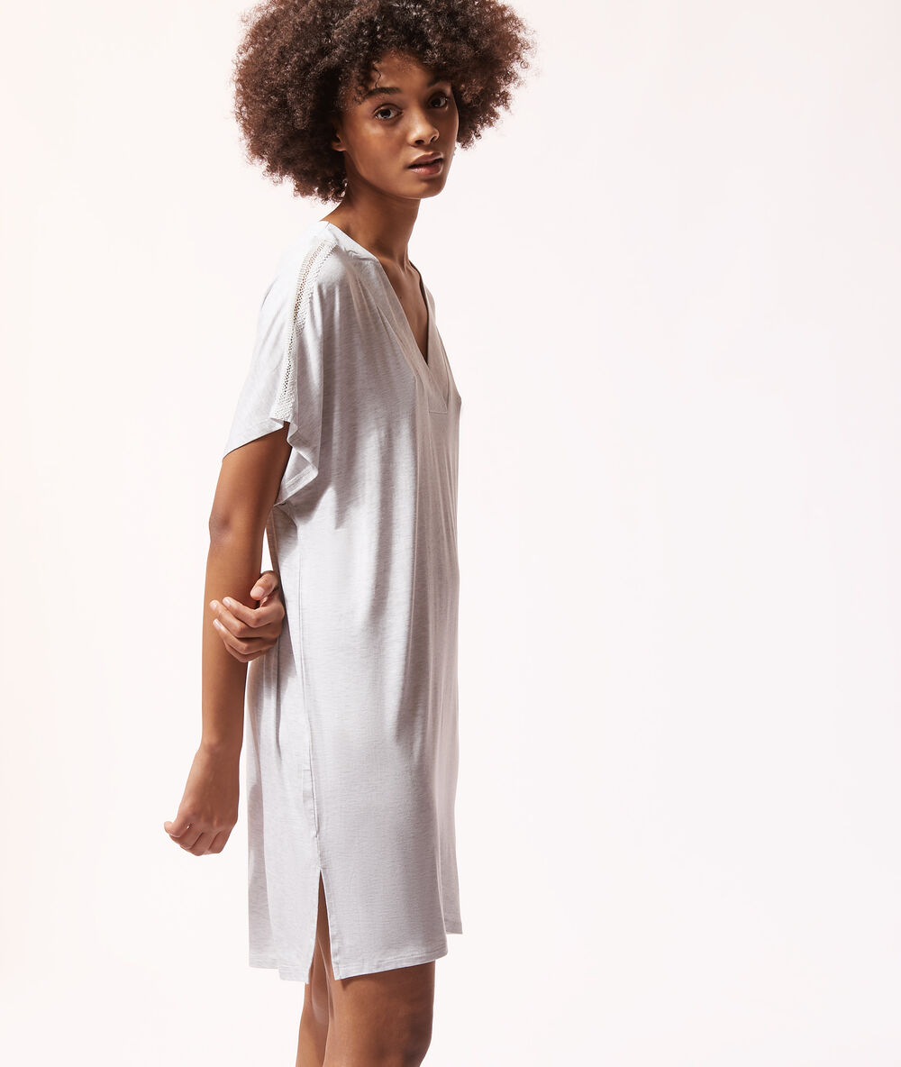 Chemise de nuit détails dentelle gris.