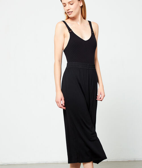 Dlouh&aacute; přil&eacute;hav&aacute; sukně se sat&eacute;nov&yacute;m p&aacute;skem čern&aacute;.