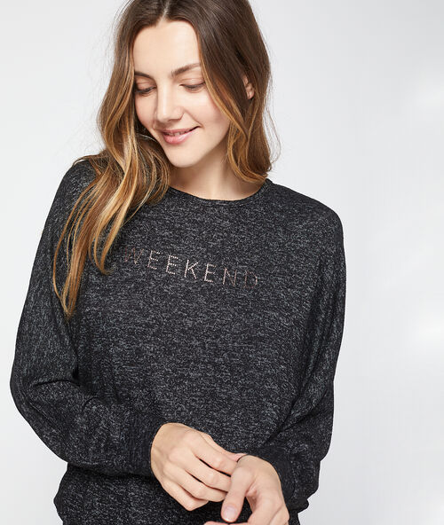 Vrchn&iacute; d&iacute;l z poddajn&eacute; nopkov&eacute; tkaniny s n&aacute;pisem &bdquo;week-end&ldquo; &scaron;ed&aacute;.