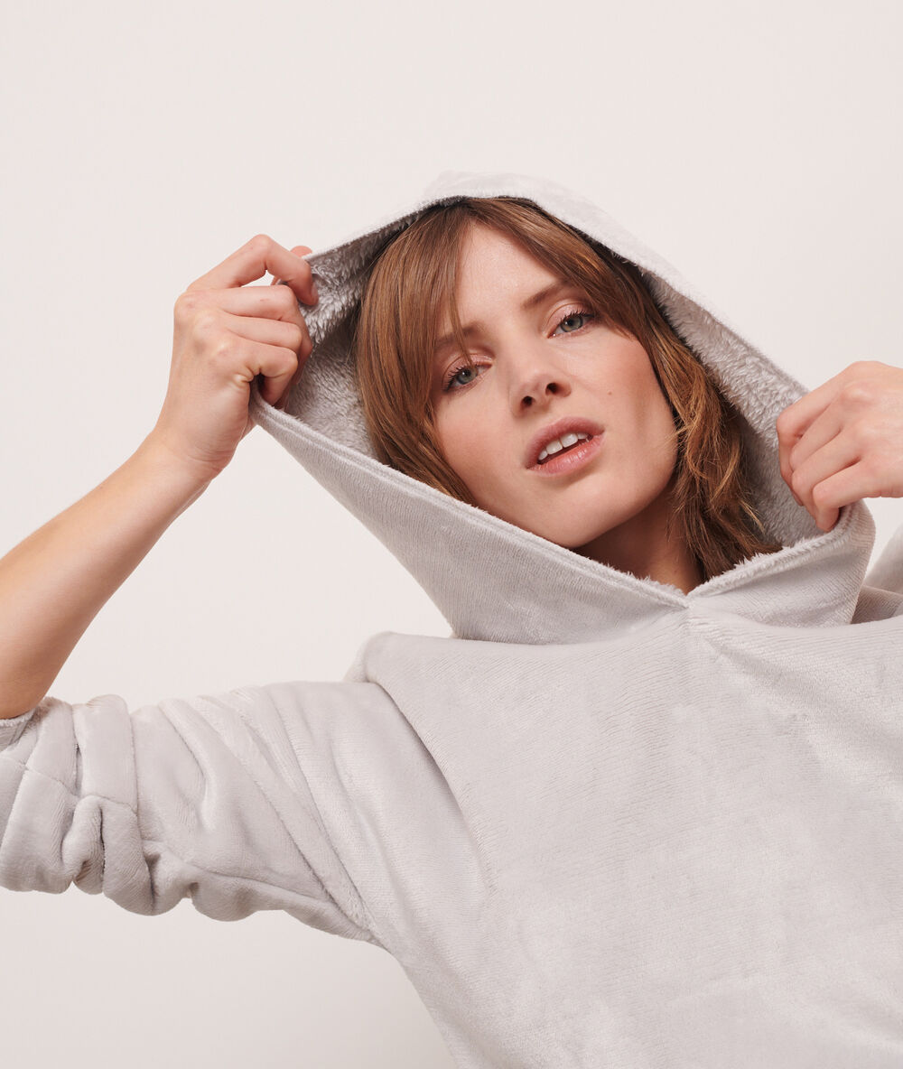 Sweat polaire à capuche gris.