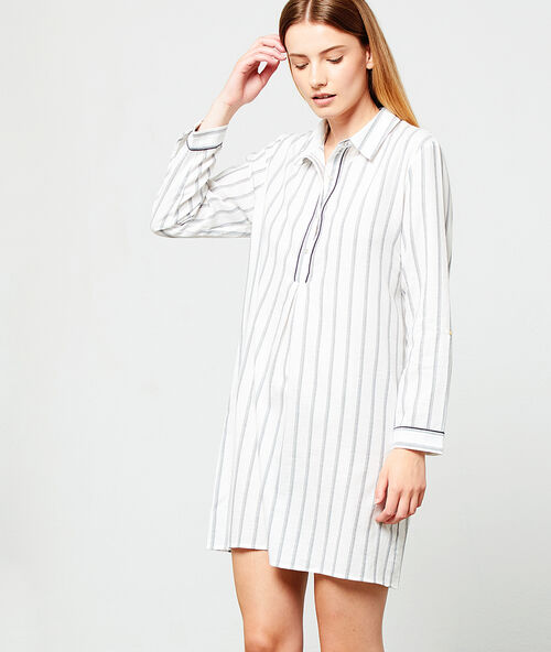 Chemise de nuit &agrave; rayures gris clair.