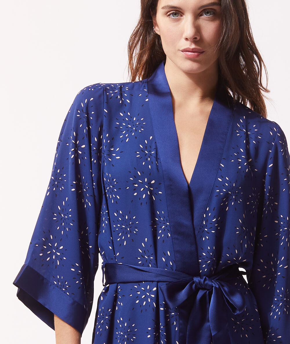 Kimono satiné imprimé bleu vif.