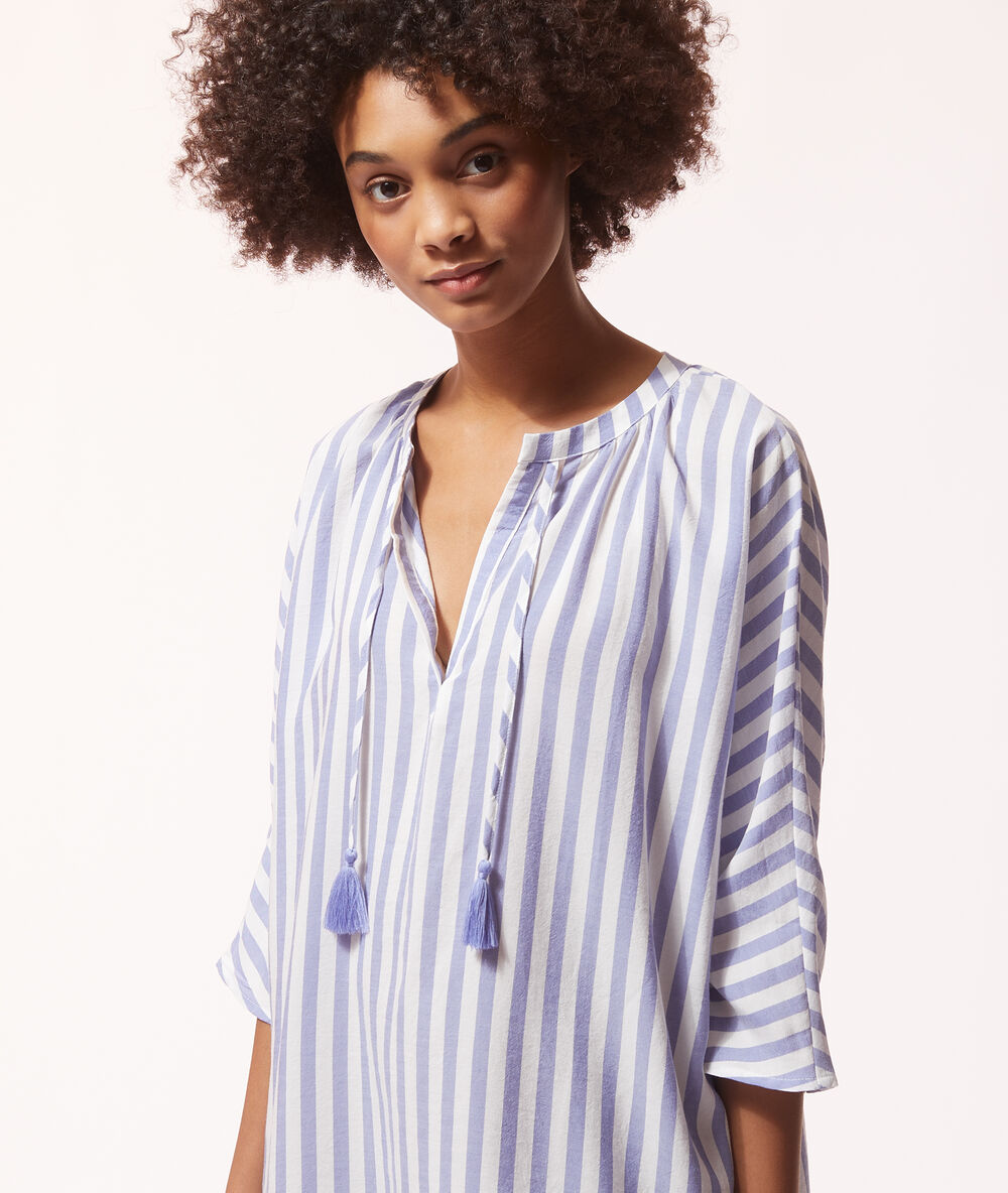 Chemise de nuit à pompoms bleu.