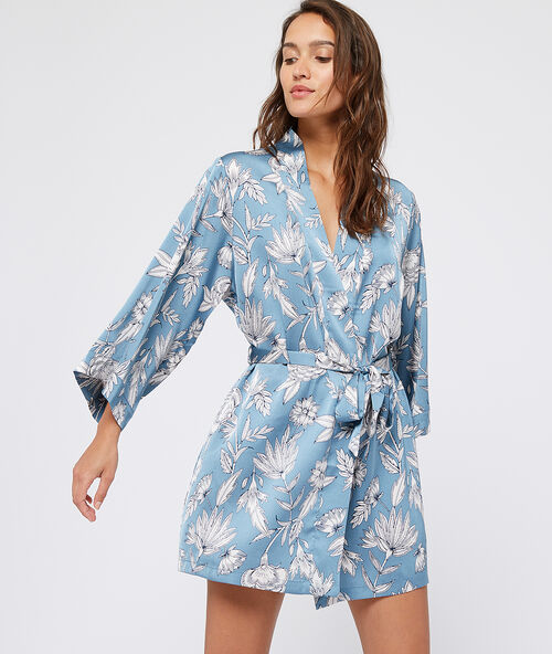 Sat&eacute;nov&eacute; kimono s květinov&yacute;m potiskem blankytně modr&aacute;.