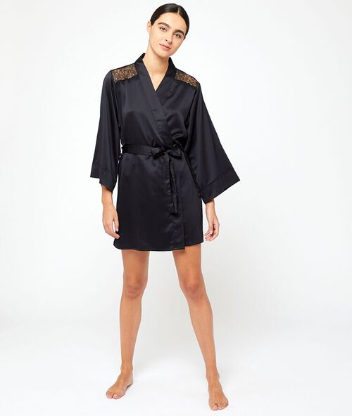 Sat&eacute;nov&eacute; kimono s&nbsp;krajkov&yacute;mi z&aacute;dy a rameny čern&aacute;.