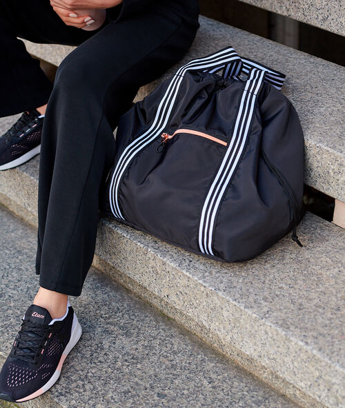 Sportovn&iacute; ta&scaron;ka s velk&yacute;mi uchy čern&aacute;.