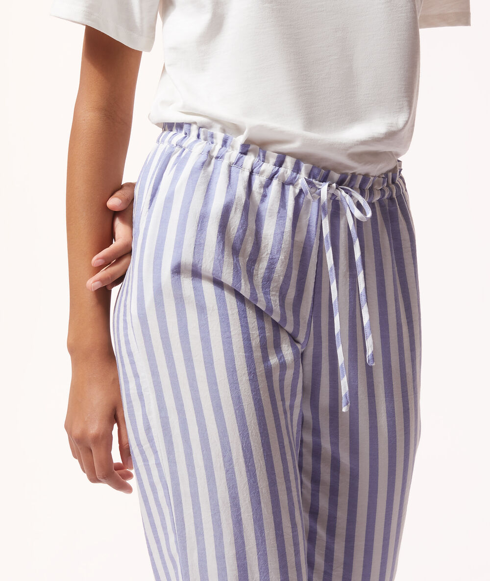 Pantalon de pyjama rayé bleu.