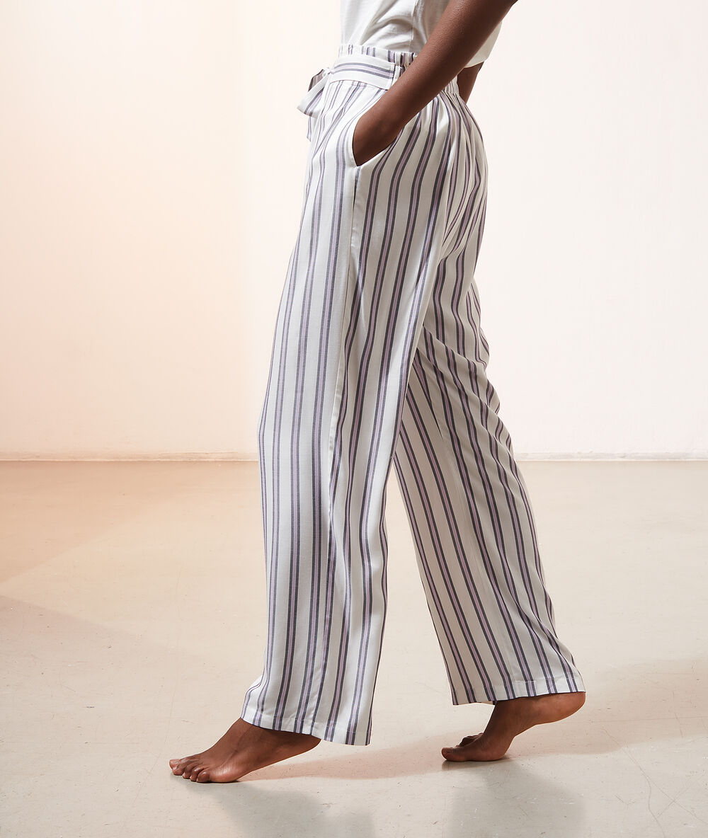 Pantalon de pyjama rayé ecru.