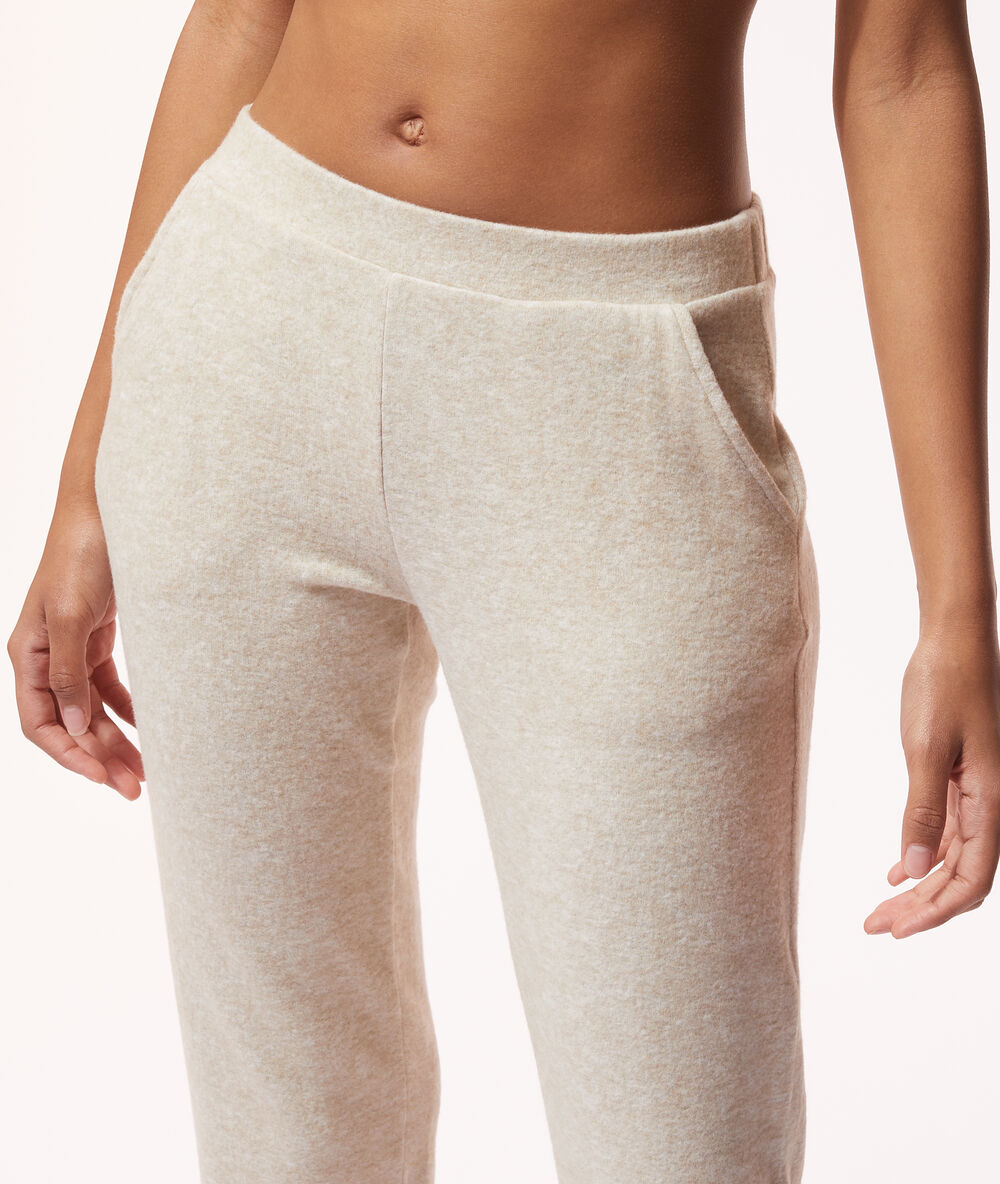 Pantalon de pyjama beige.