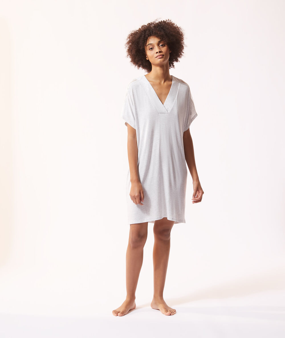 Chemise de nuit détails dentelle gris.