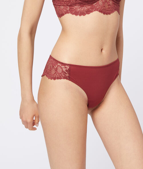 Květinov&eacute;, krajkov&eacute; bokov&eacute; kalhotky hněd&aacute;.