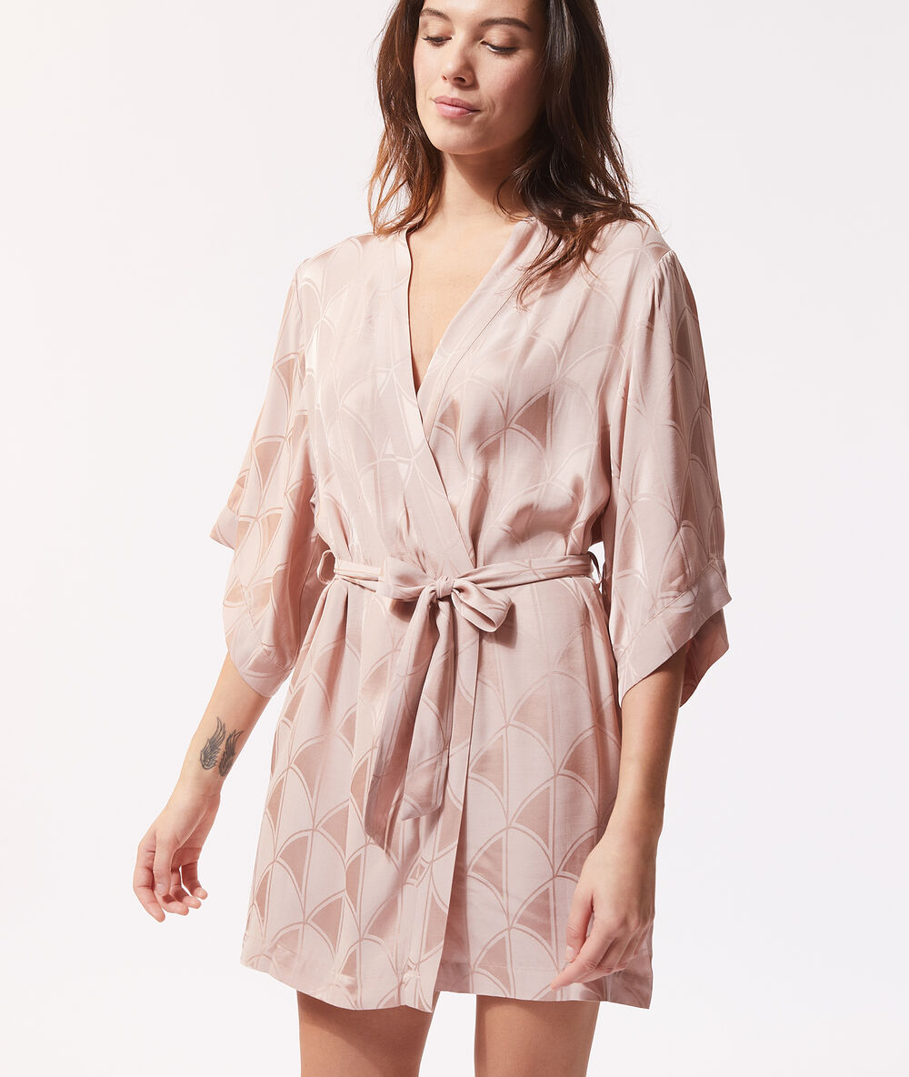 Déshabillé satiné en tissu jacquard rose poudre.