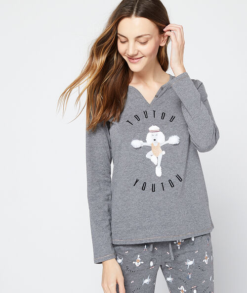 Horn&iacute; d&iacute;l s potiskem pudla a n&aacute;pisem &bdquo;toutou youtou&ldquo; &scaron;ed&aacute;.