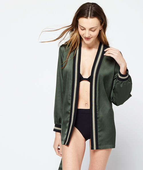 Kr&aacute;tk&eacute; sat&eacute;nov&eacute; kimono s kontrastn&iacute;mi pruhy khaki.