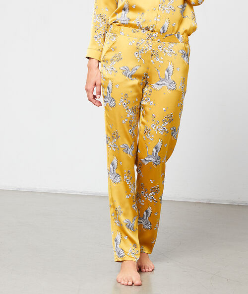 Sat&eacute;nov&eacute; kalhoty s ptač&iacute;m potiskem an&yacute;zov&aacute;.