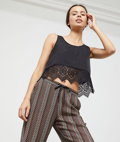 Vrchn&iacute; d&iacute;l s krajkou na spodn&iacute;m lemu čern&aacute;.