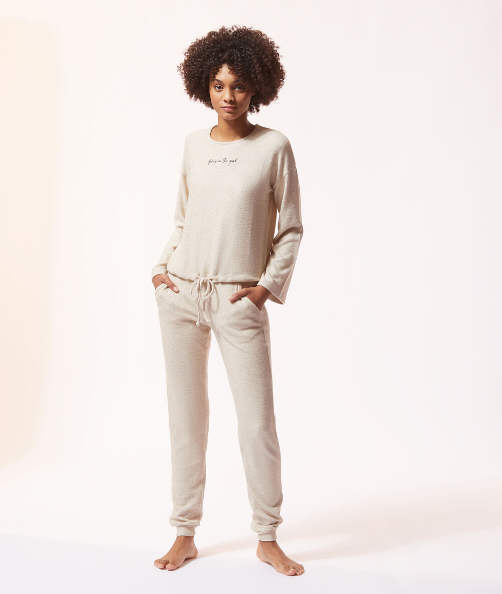 Pantalon de pyjama beige.